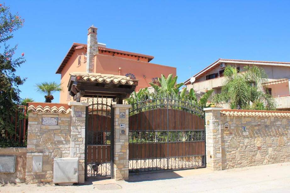 Villa Salvatore - ingresso della villa a San Leone