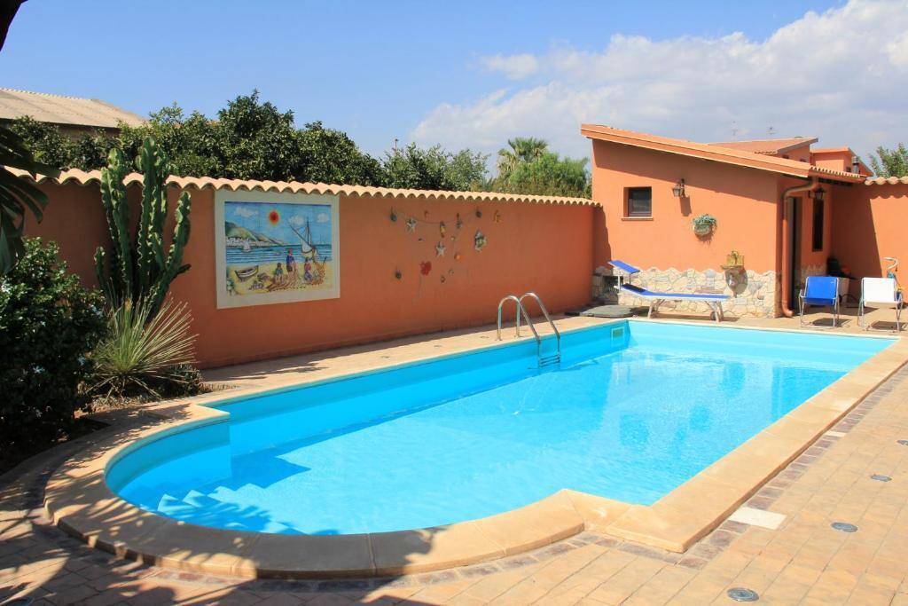 Villa Salvatore - piscina esterna e giardino