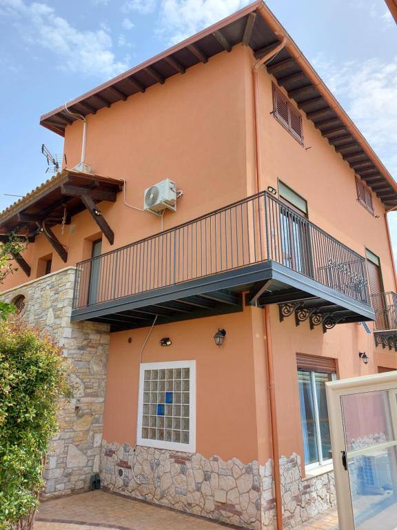 Villa Salvatore - facciata della villa con balcone